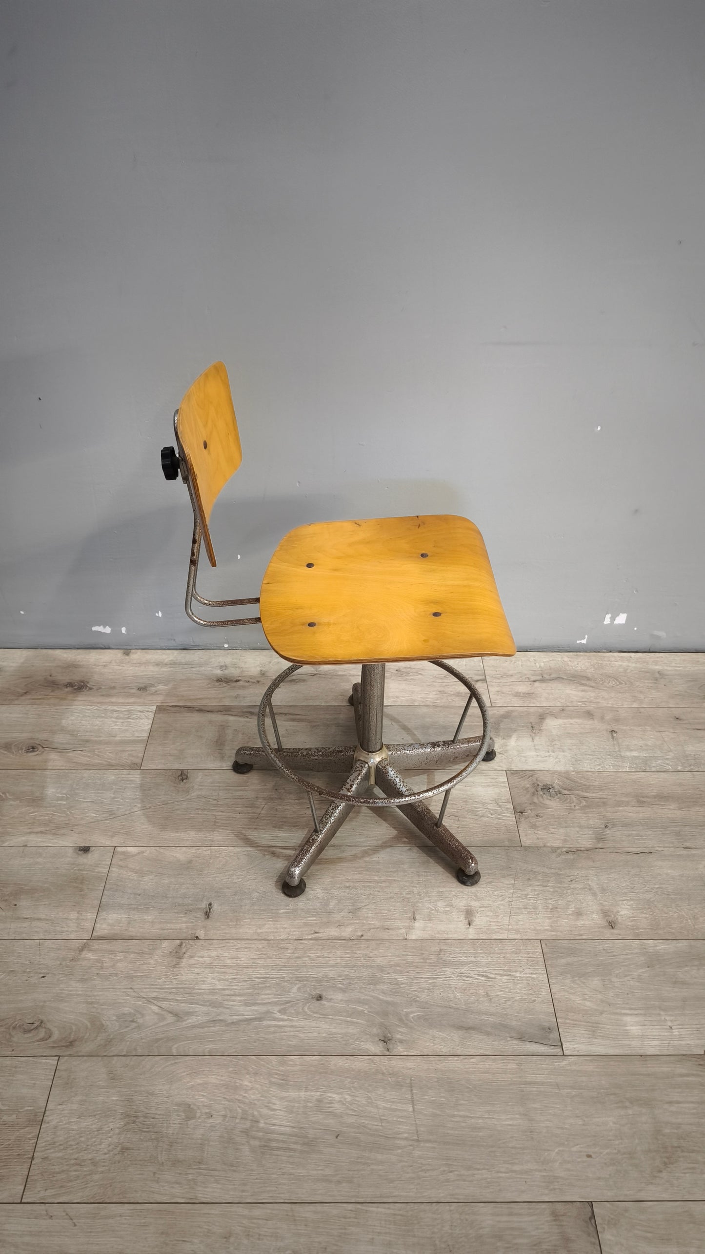 98-2 Sedia vintage girevole in legno e ferro