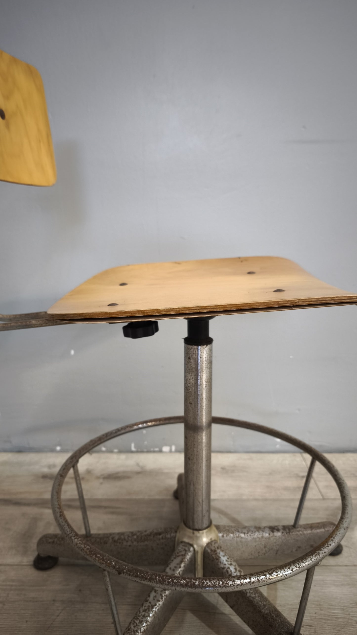 98-2 Sedia vintage girevole in legno e ferro