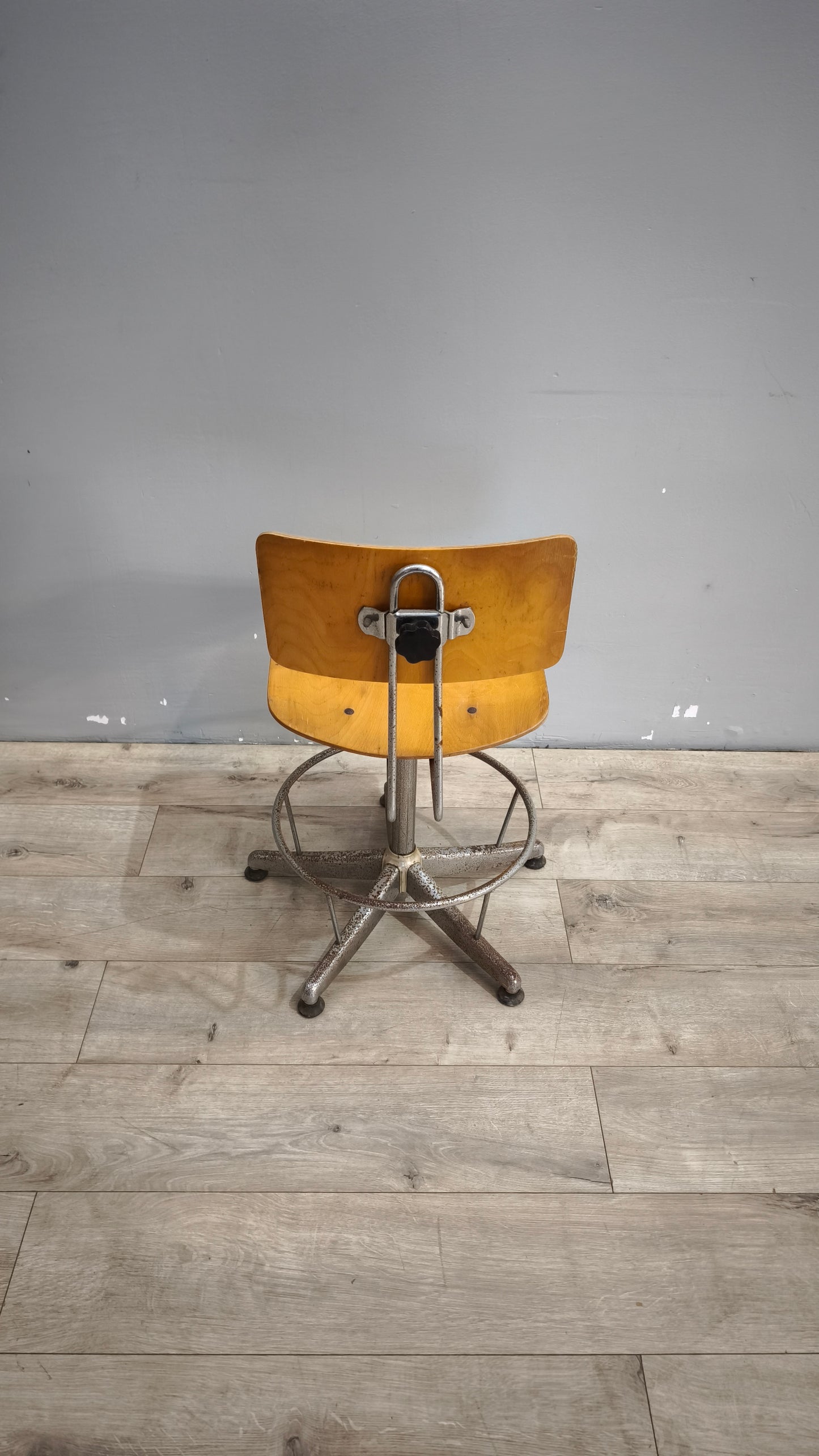 98-2 Sedia vintage girevole in legno e ferro