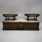 90649 Bilancia due piatti con base in legno e piano in marmo