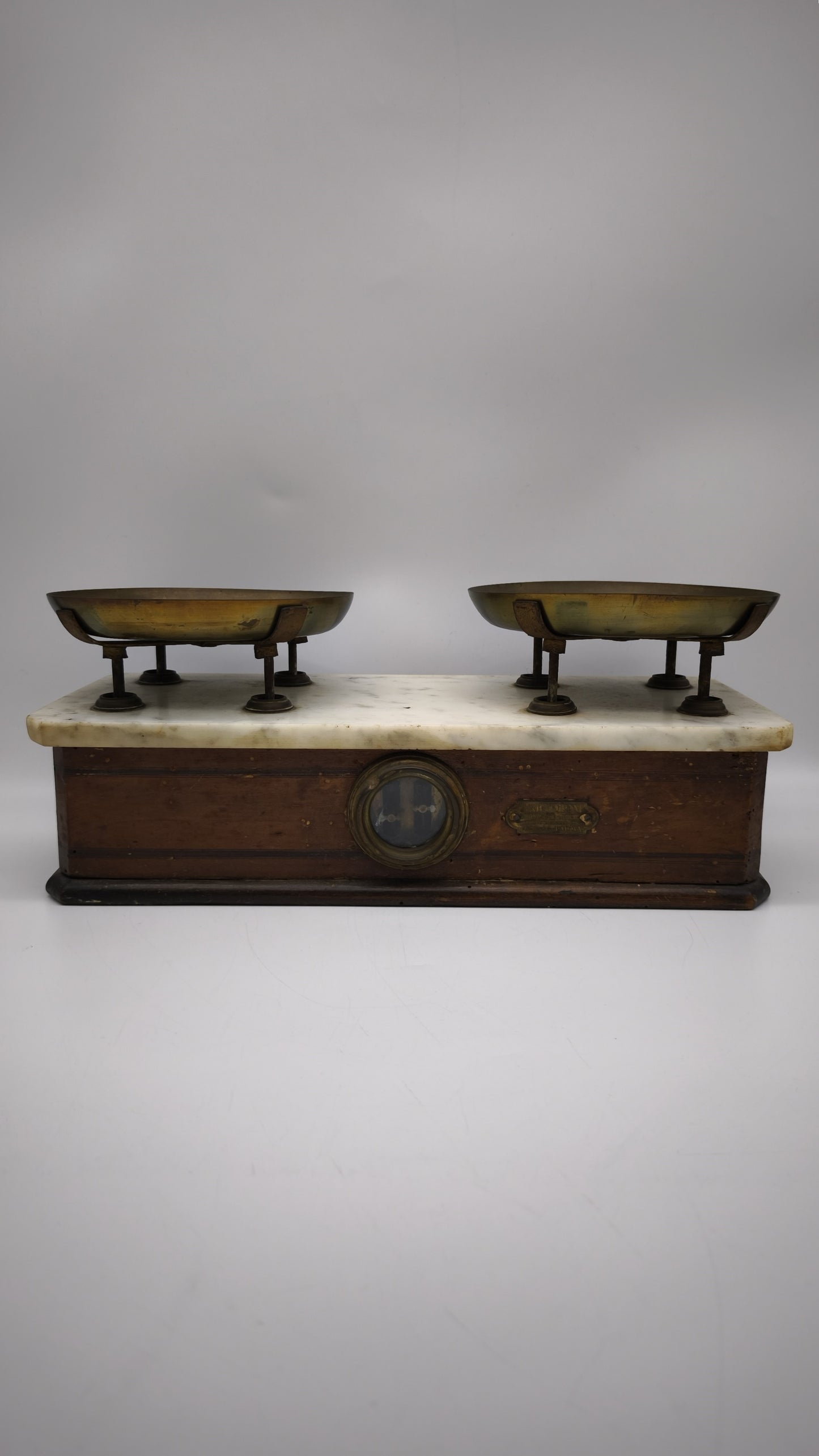 90649 Bilancia due piatti con base in legno e piano in marmo