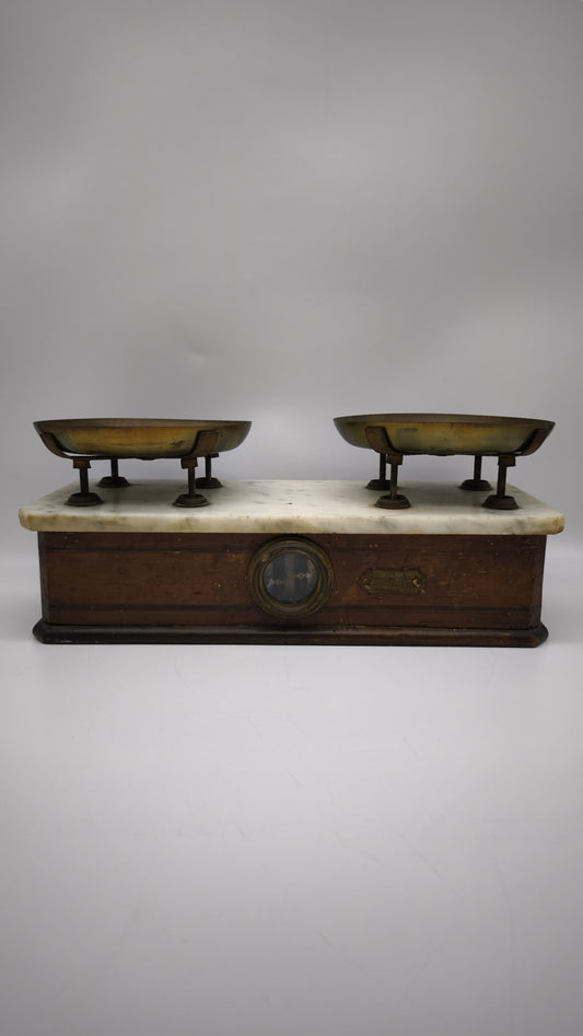 90649 Bilancia due piatti con base in legno e piano in marmo