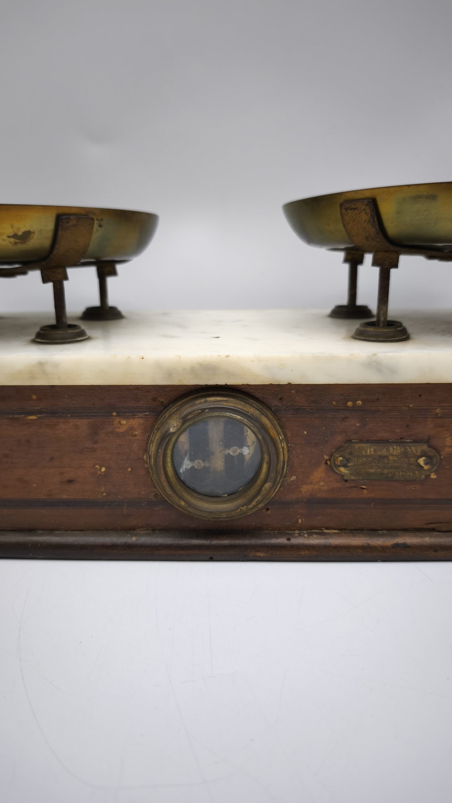 90649 Bilancia due piatti con base in legno e piano in marmo