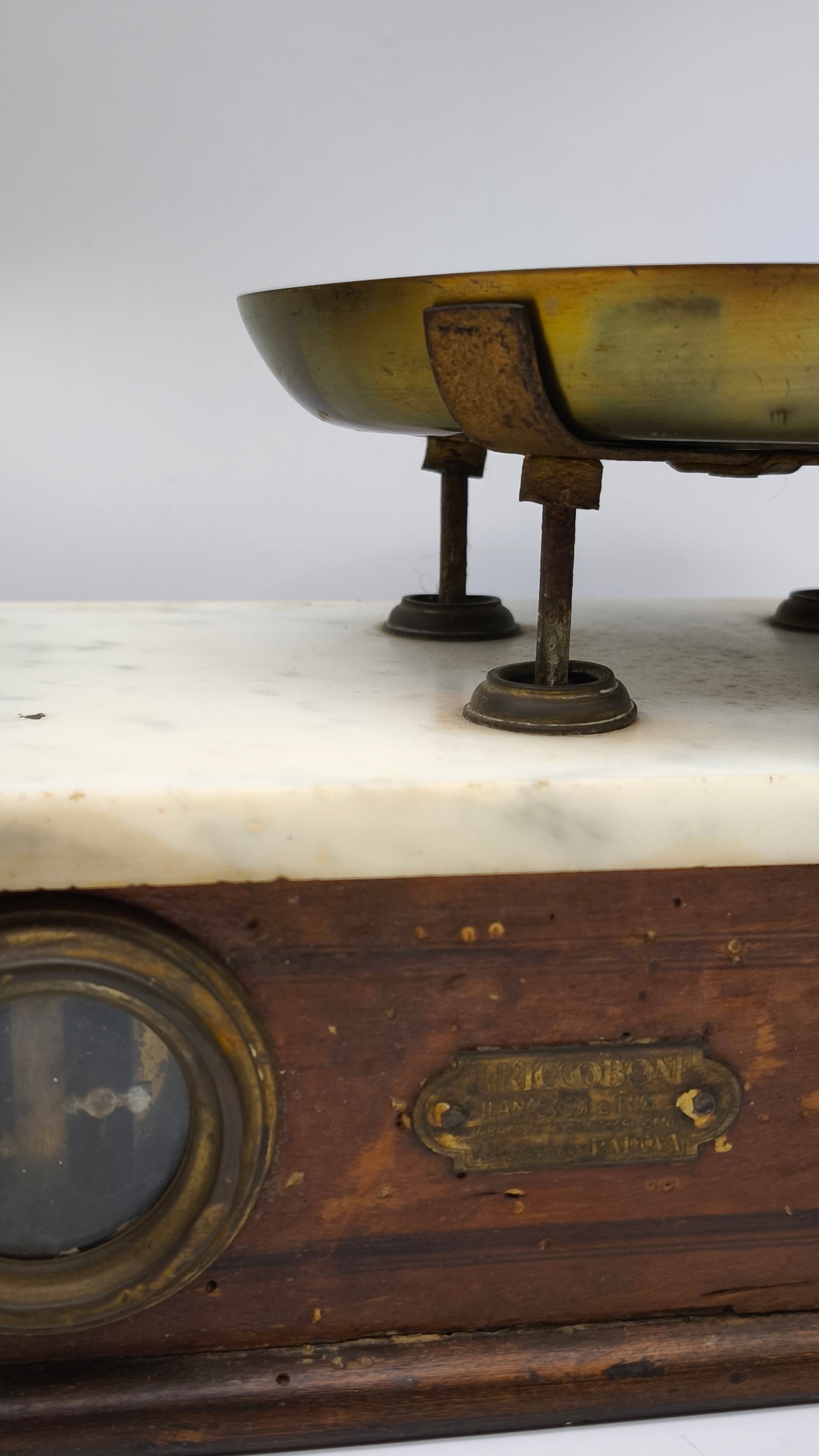 90649 Bilancia due piatti con base in legno e piano in marmo