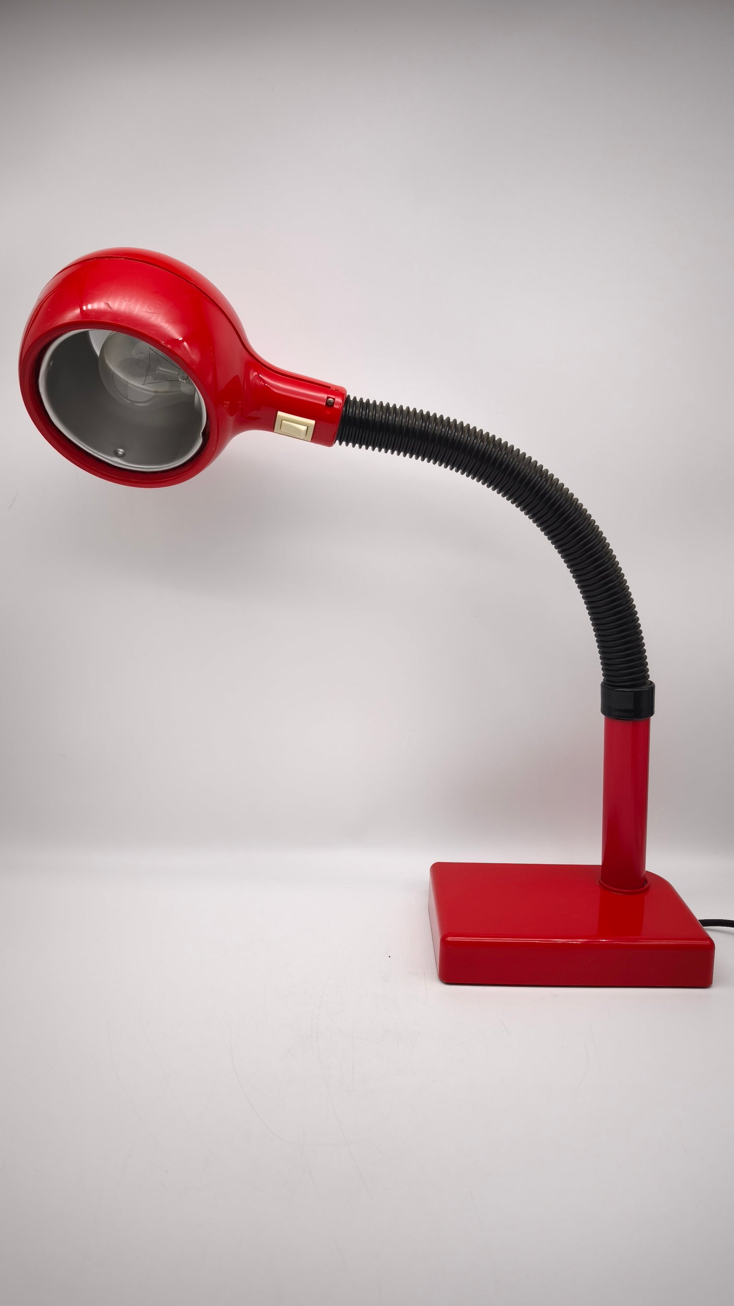 110 Lampada da tavolo Flex Red di Magistretti per Emmedi