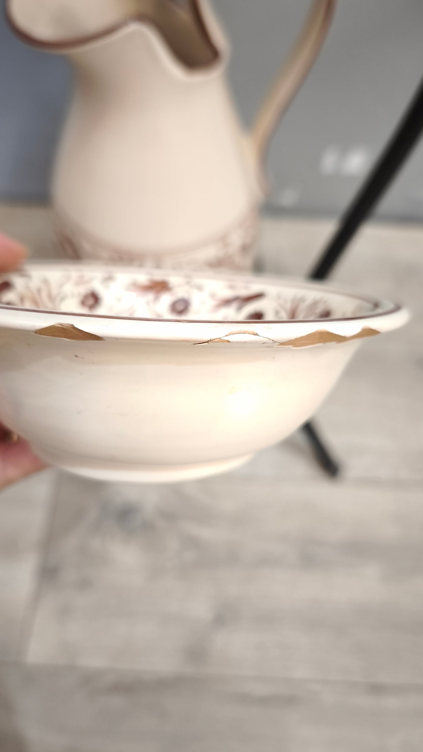 90720 Portacatino  in ferro con brocca e catino in ceramica Deruta