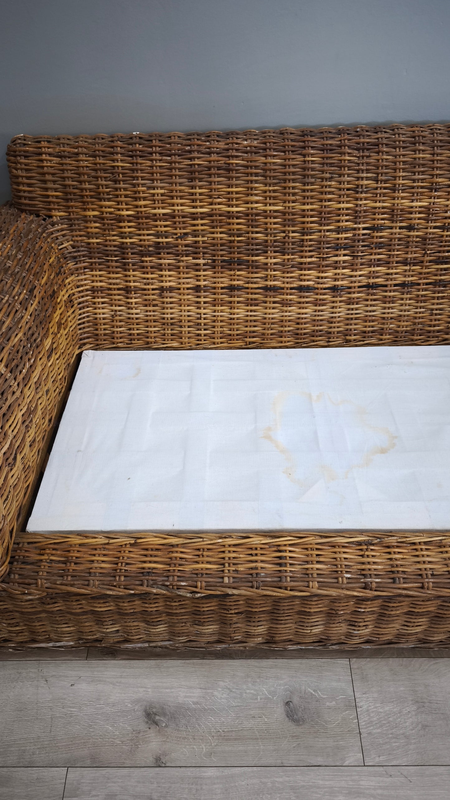 112 Salotto in midollino con cuscini rifoderarti in tessuto bianco misto lino