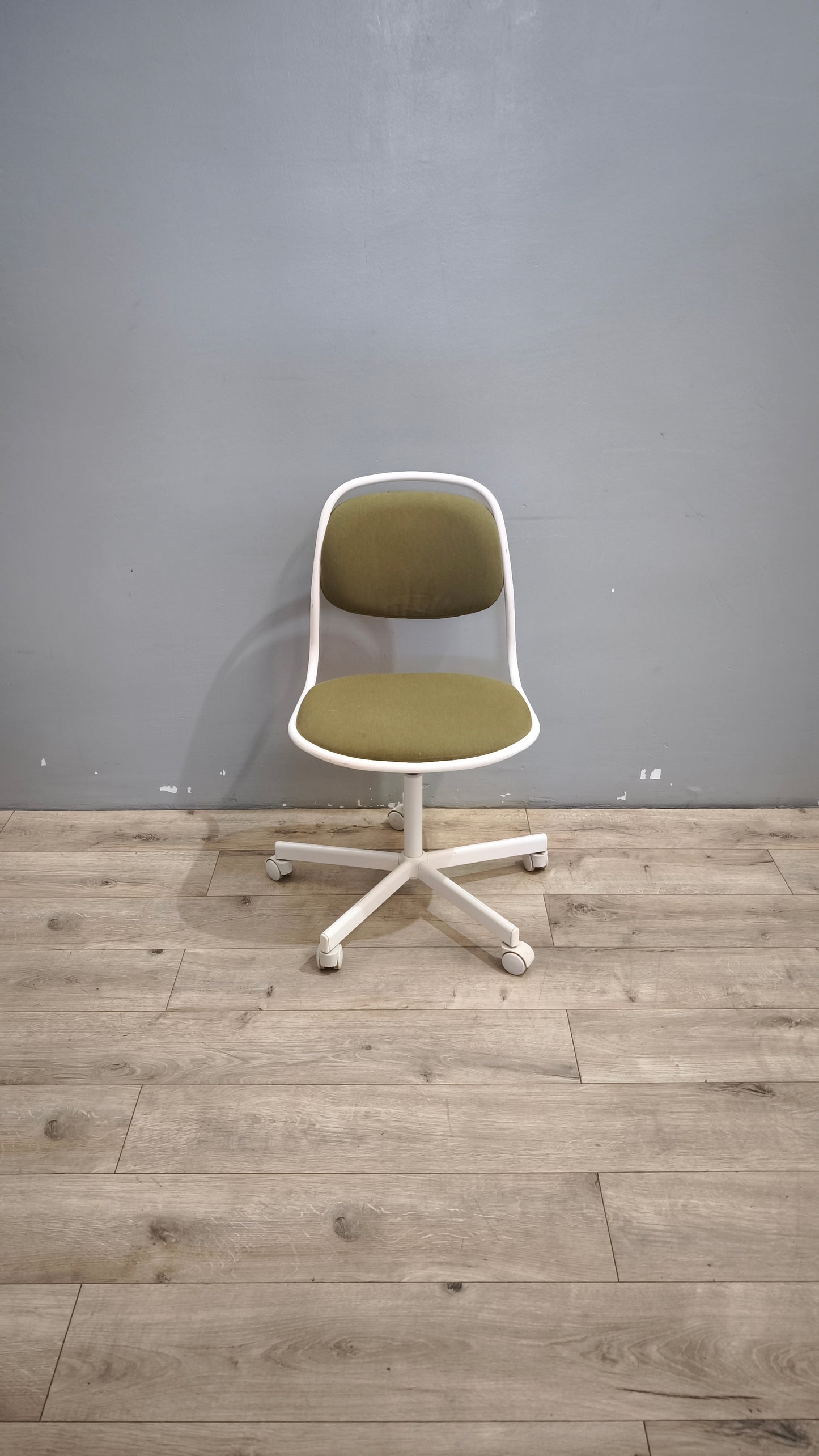 90746 Sedia girevole Ikea bianca e verde