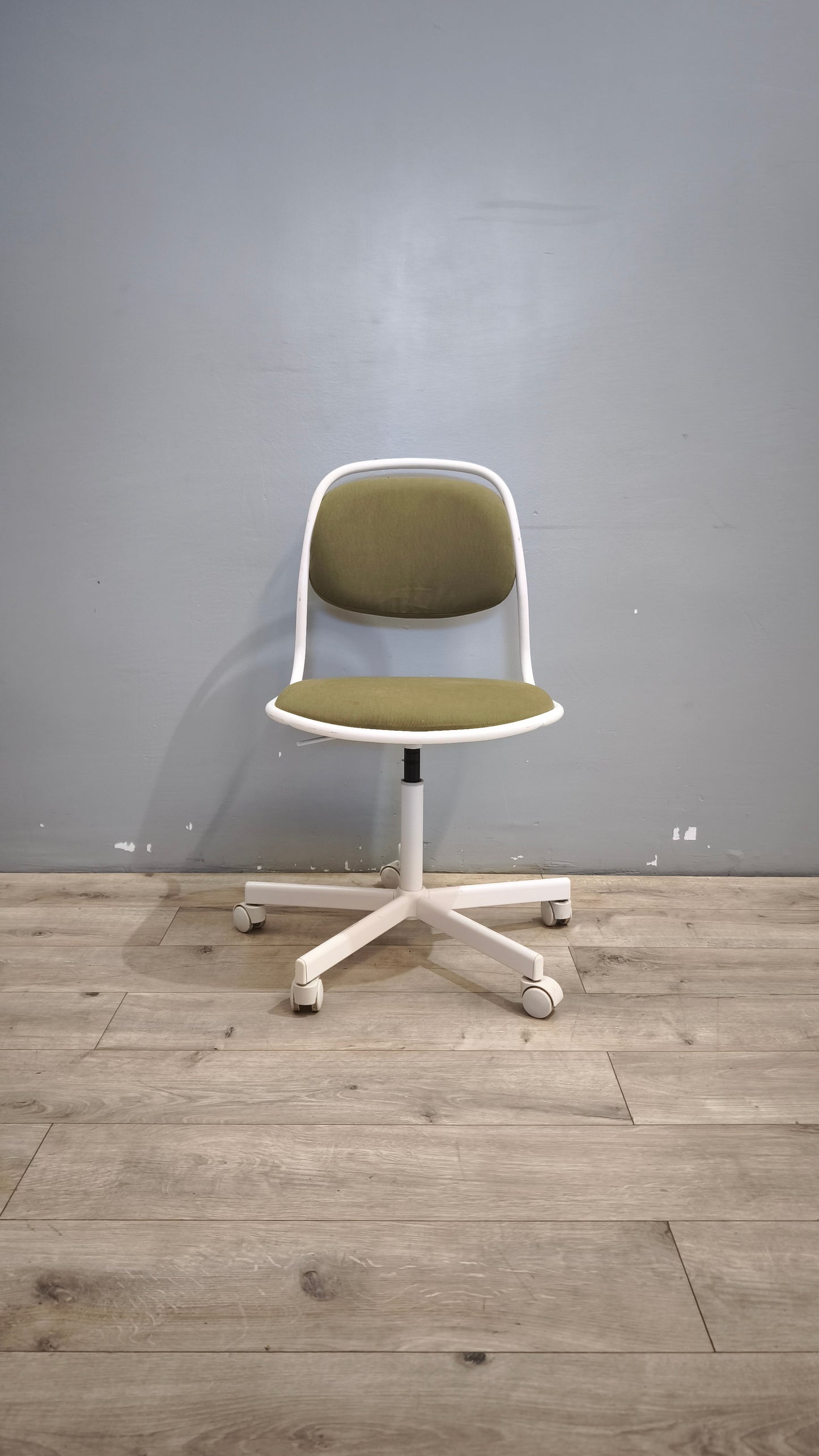 90746 Sedia girevole Ikea bianca e verde