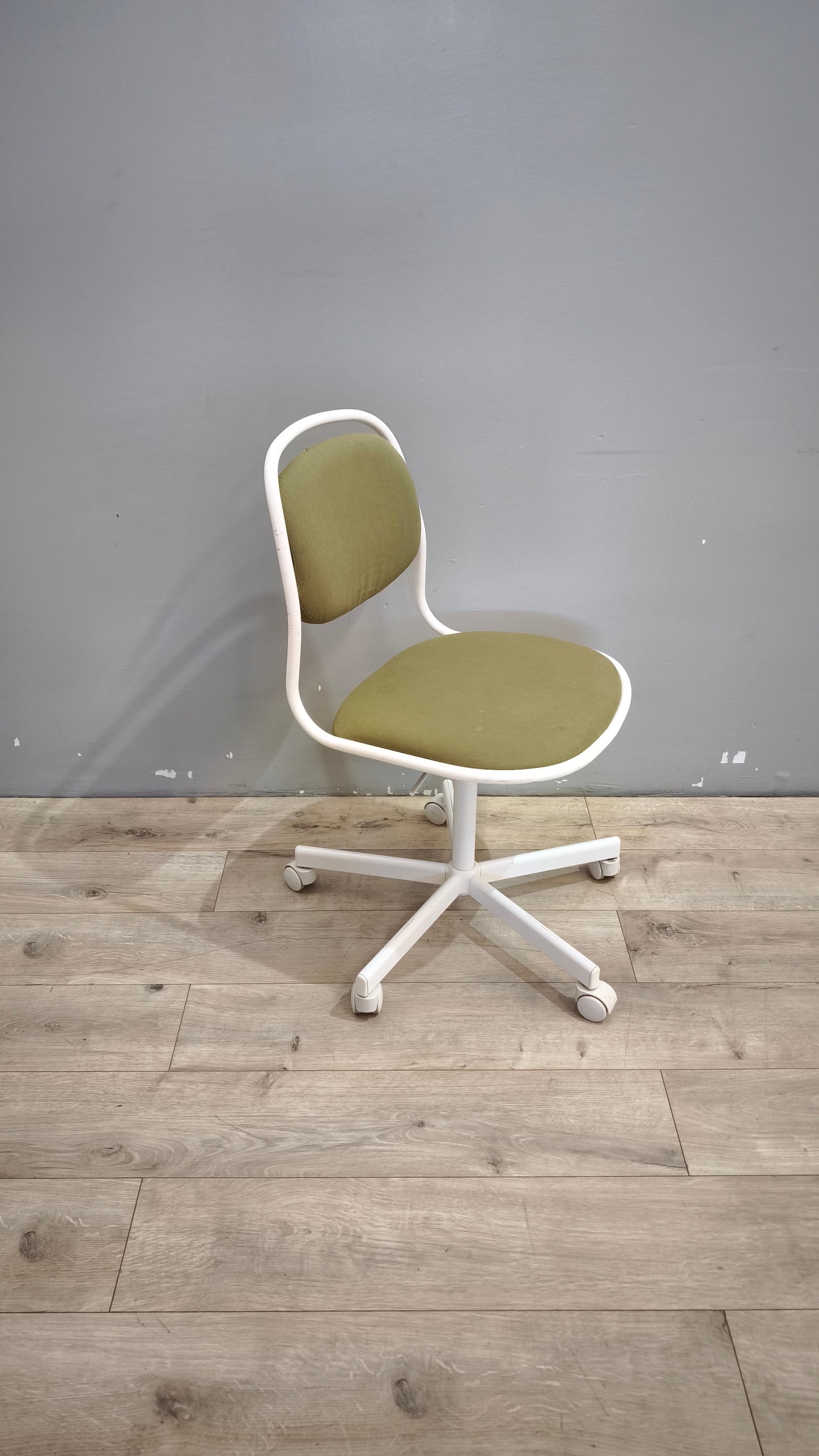 90746 Sedia girevole Ikea bianca e verde