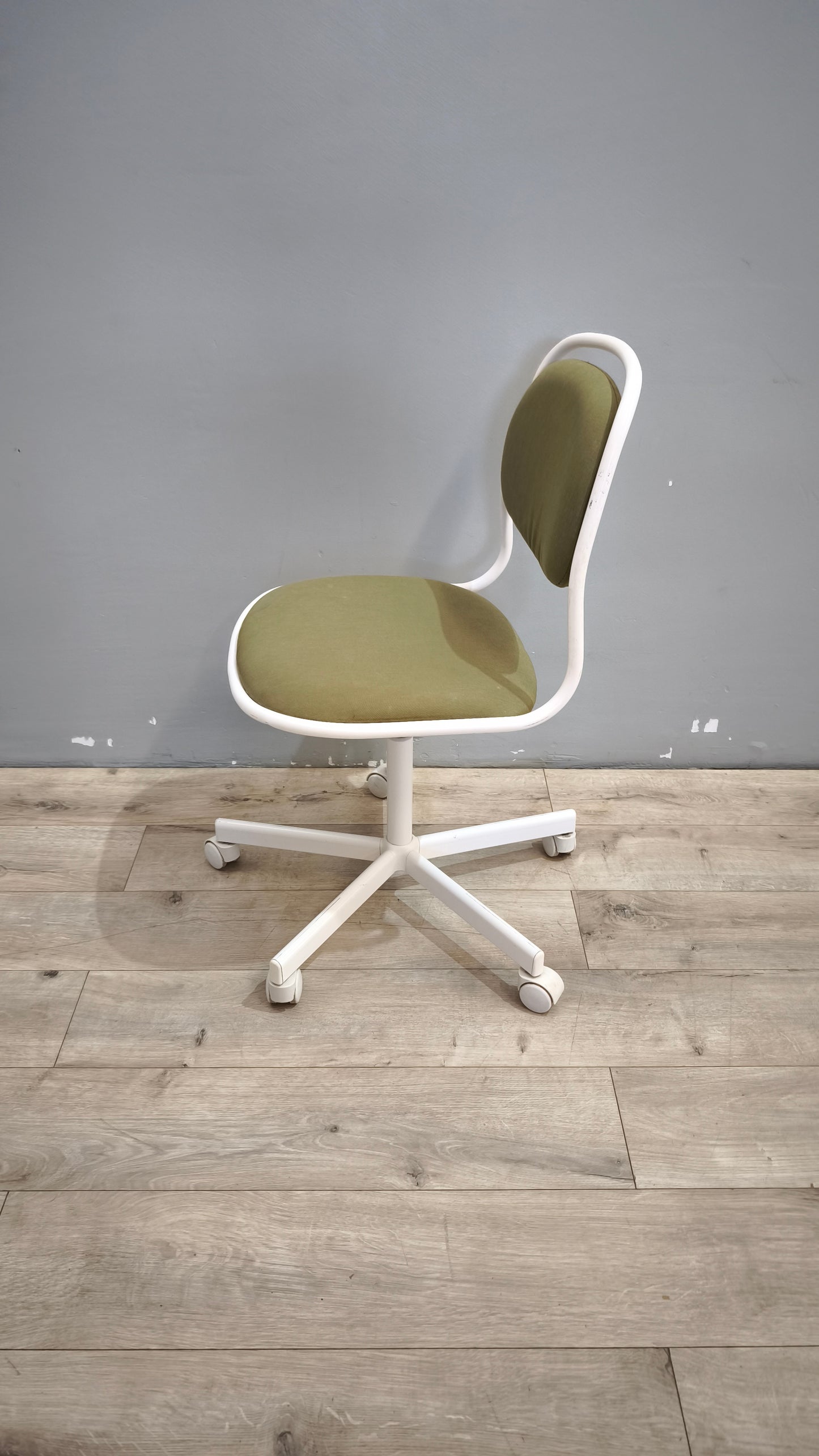 90746 Sedia girevole Ikea bianca e verde
