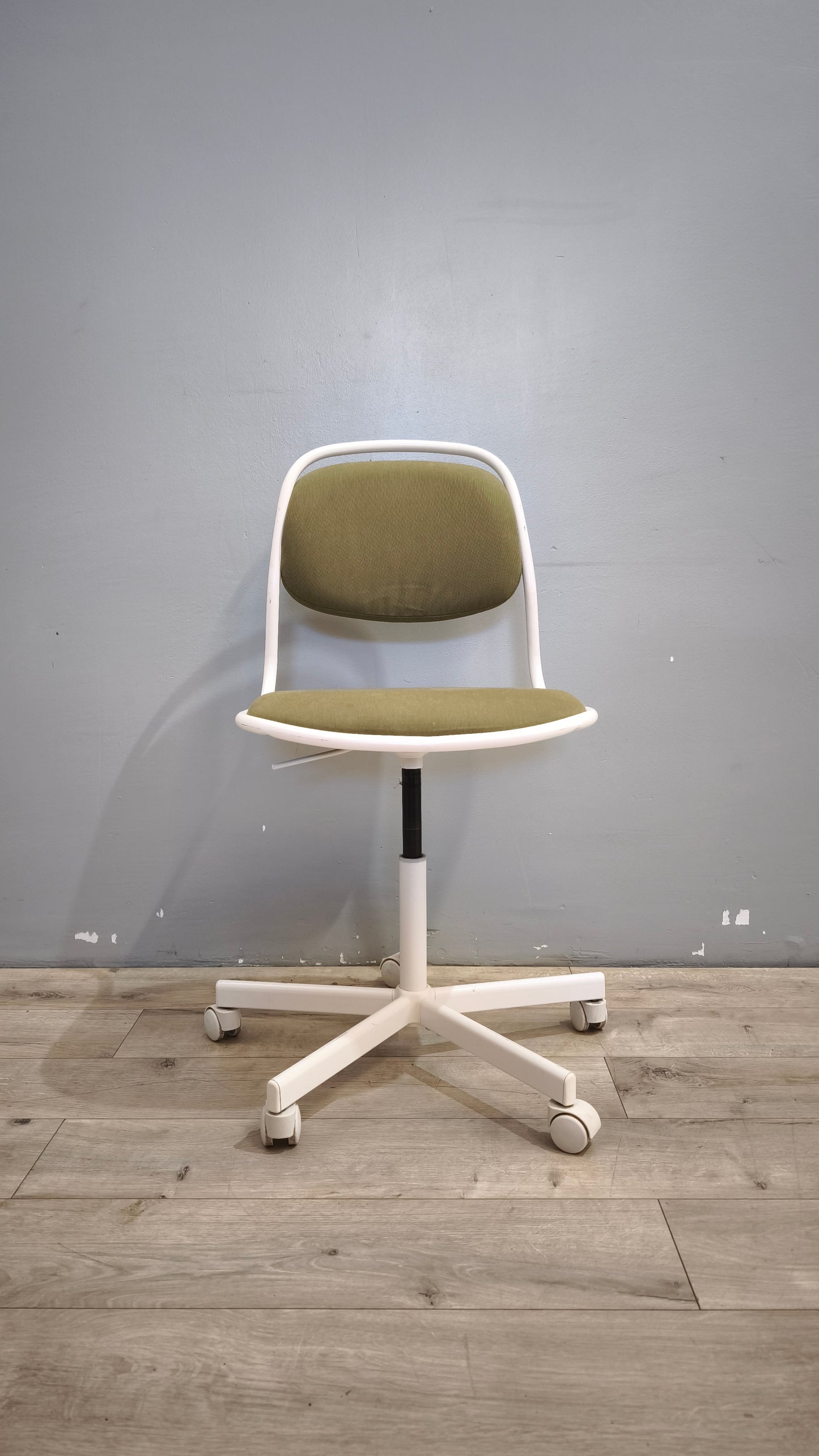 90746 Sedia girevole Ikea bianca e verde