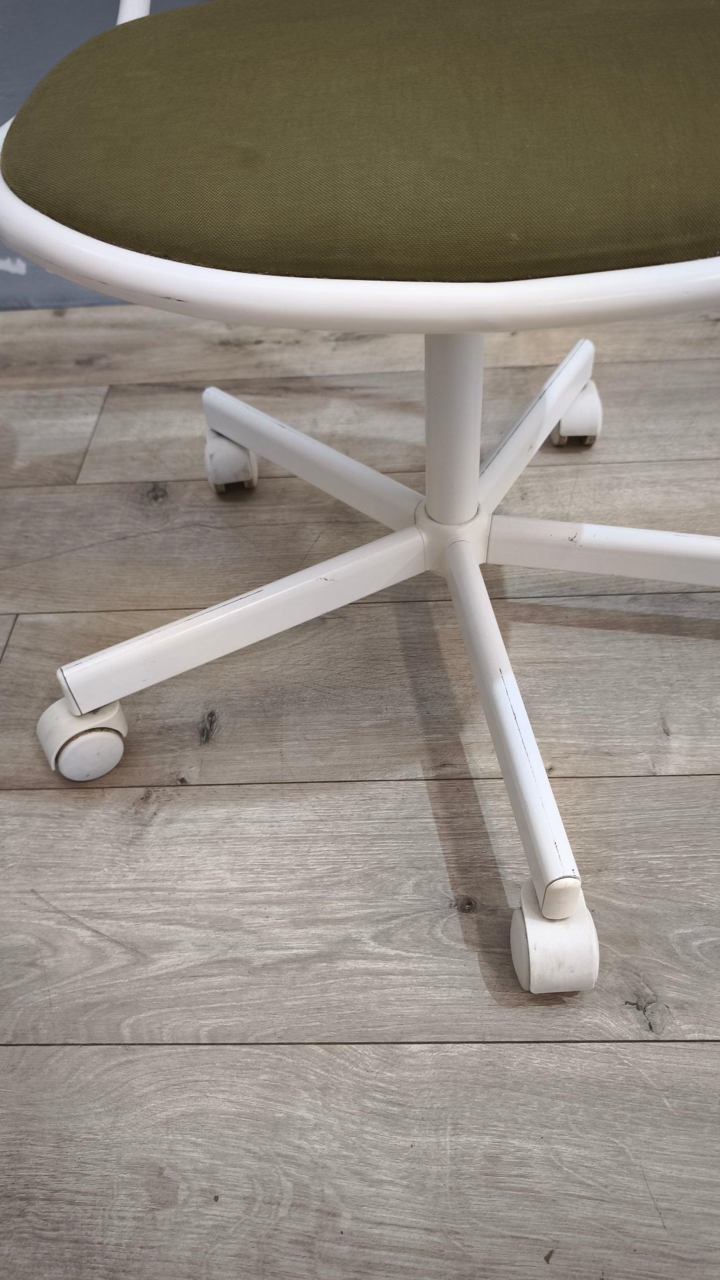 90746 Sedia girevole Ikea bianca e verde