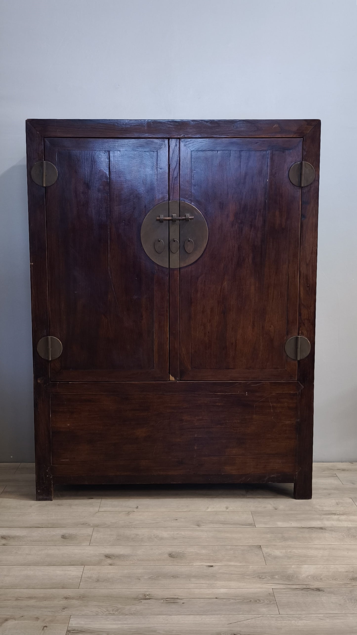 113 Armadio in legno stile orientale