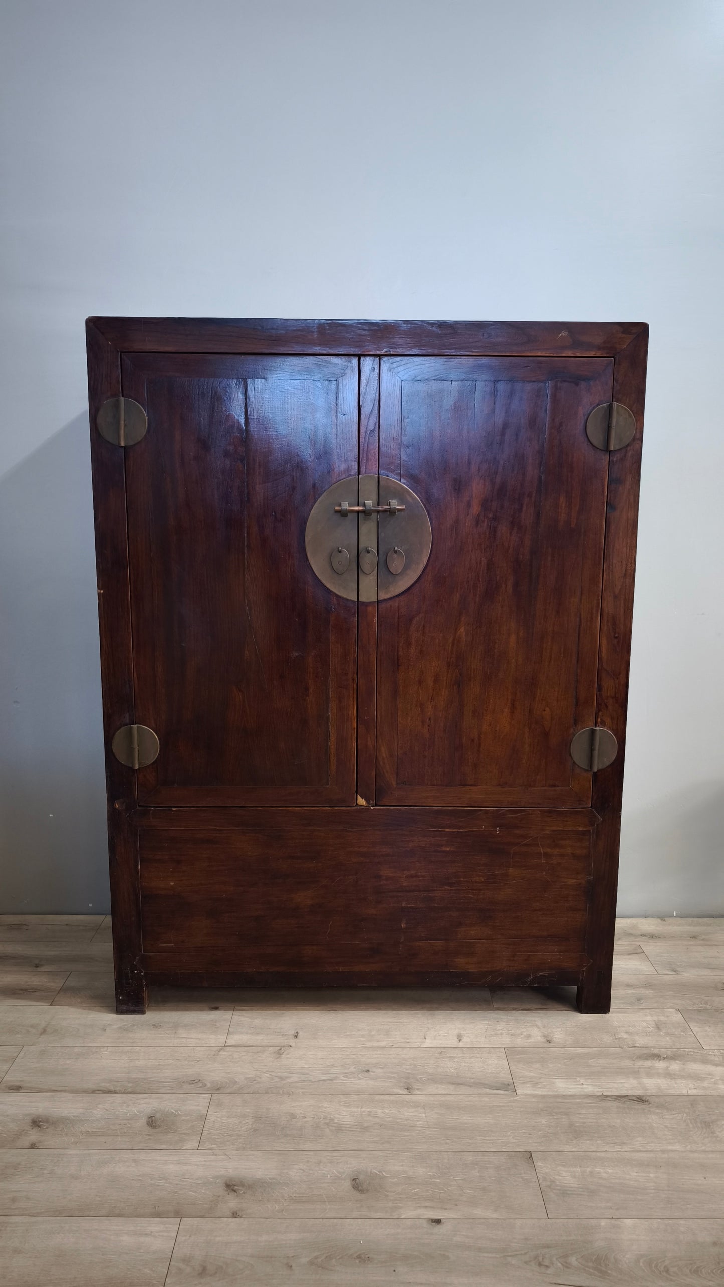 113 Armadio in legno stile orientale