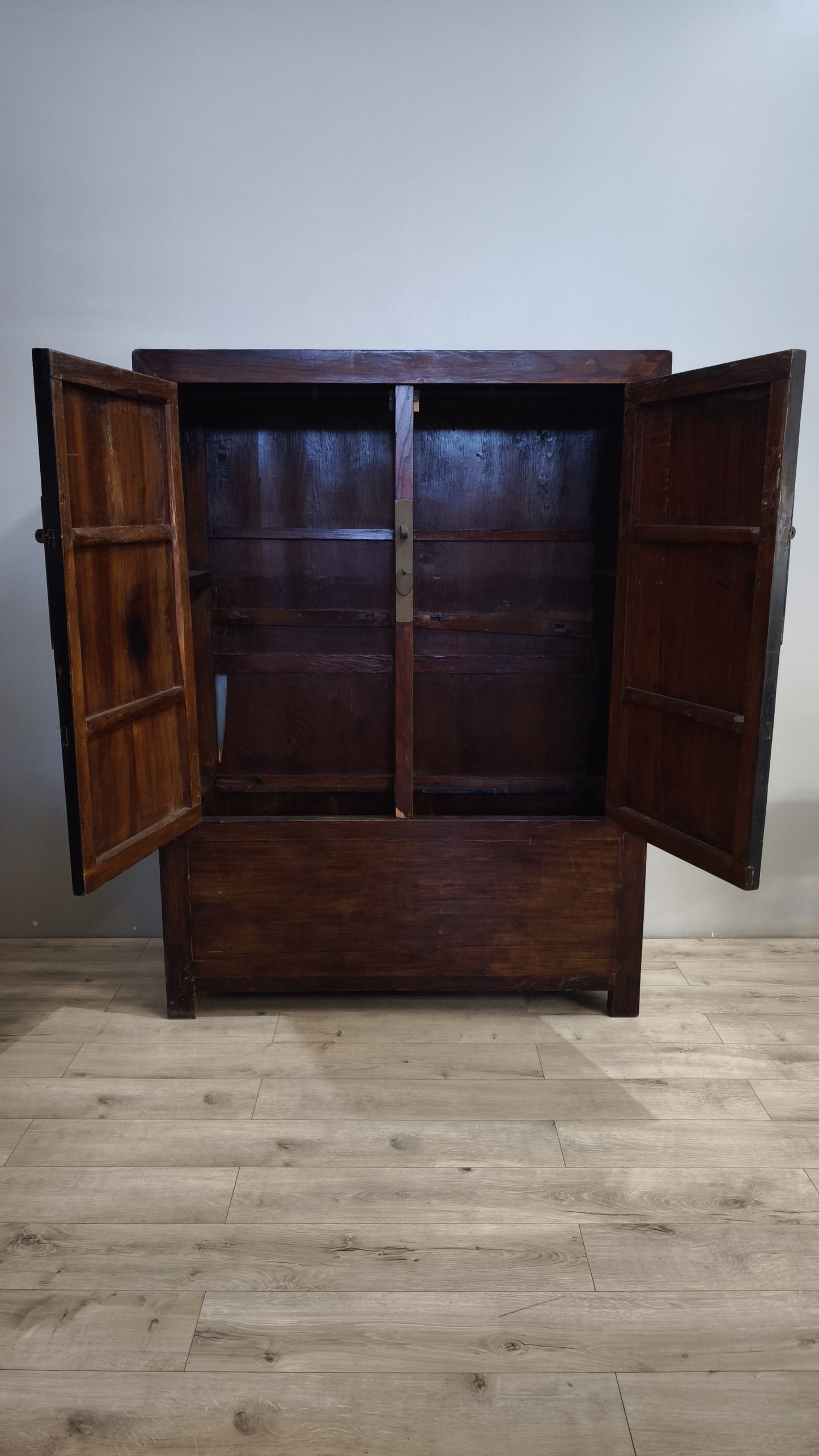113 Armadio in legno stile orientale