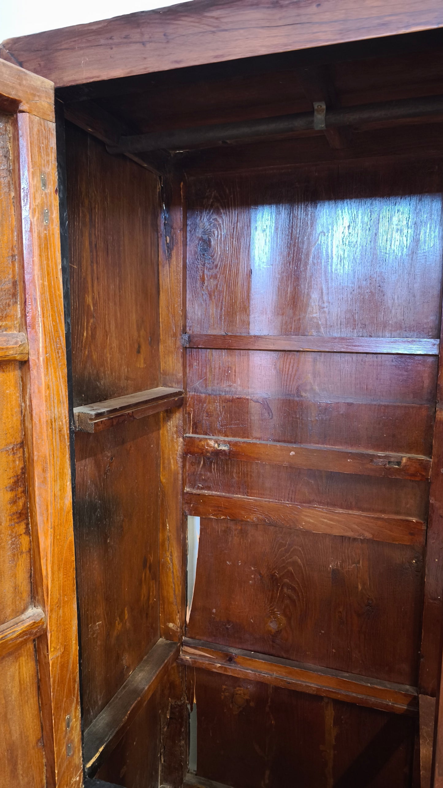113 Armadio in legno stile orientale
