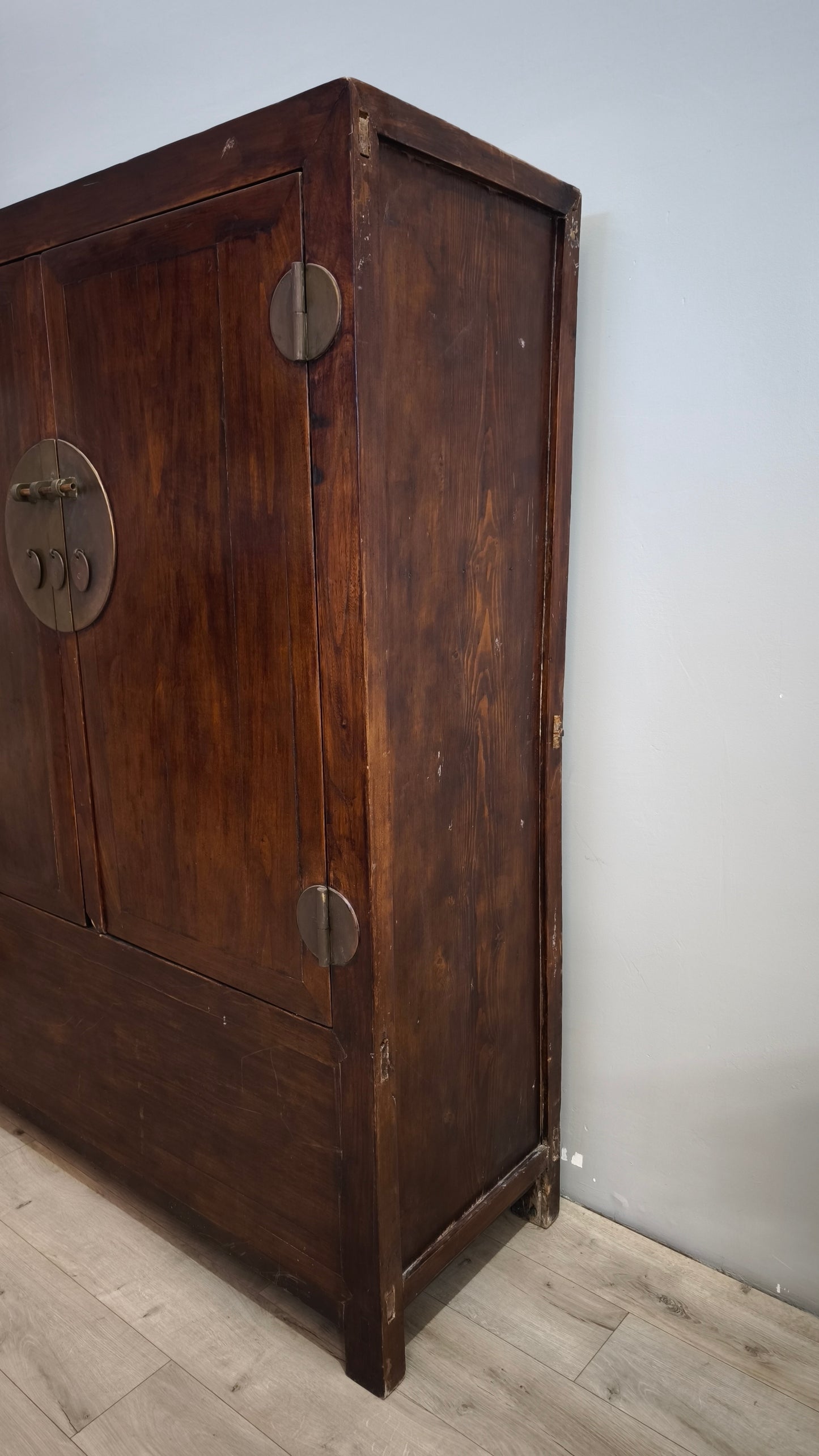 113 Armadio in legno stile orientale
