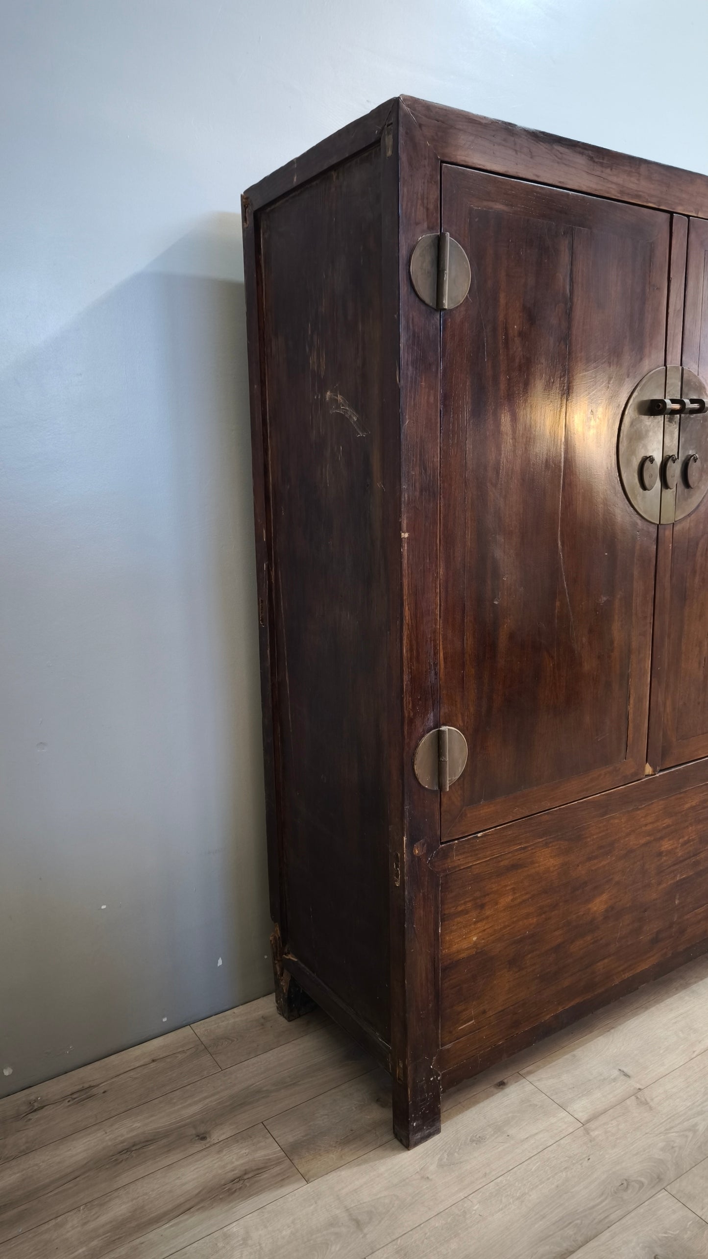 113 Armadio in legno stile orientale