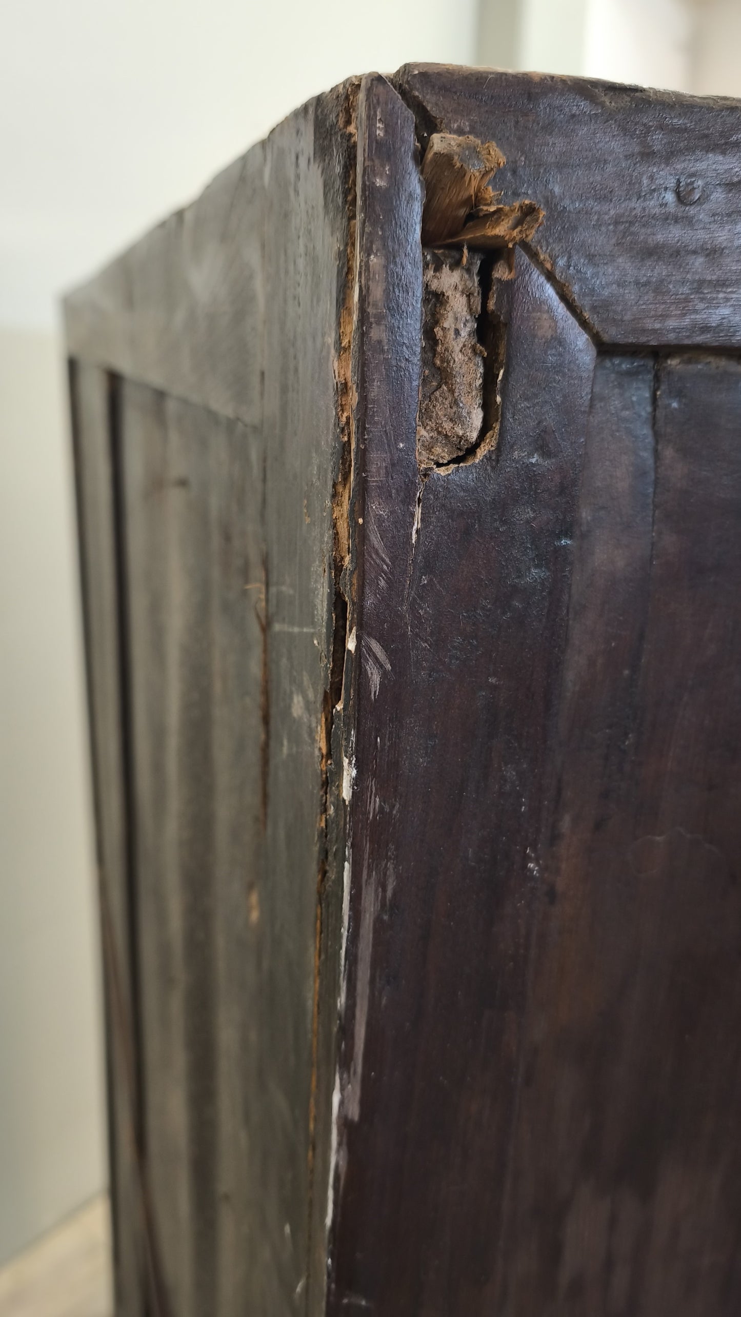 113 Armadio in legno stile orientale