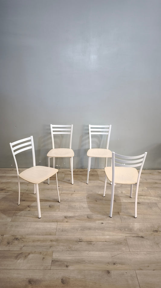 90767 Set n 4 sedie con struttura bianca e seduta color legno