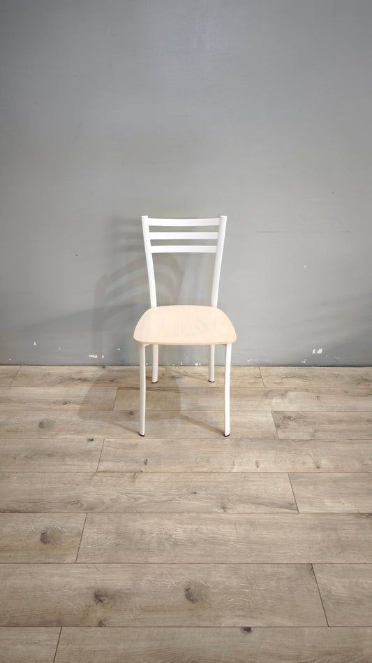 90767 Set n 4 sedie con struttura bianca e seduta color legno