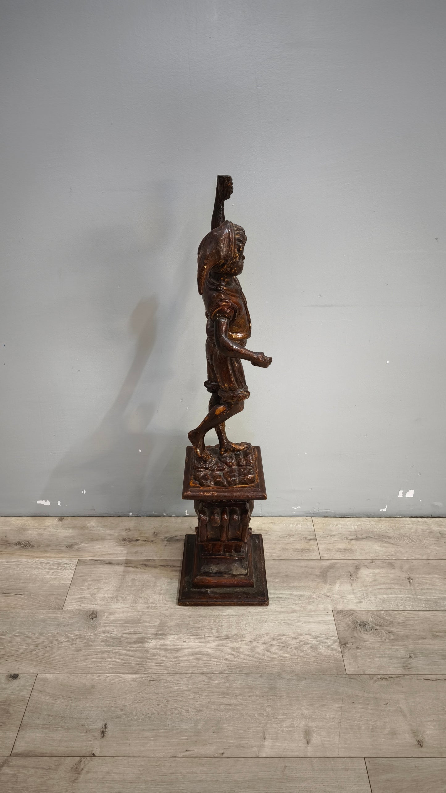 90753 Statua in legno intagliato