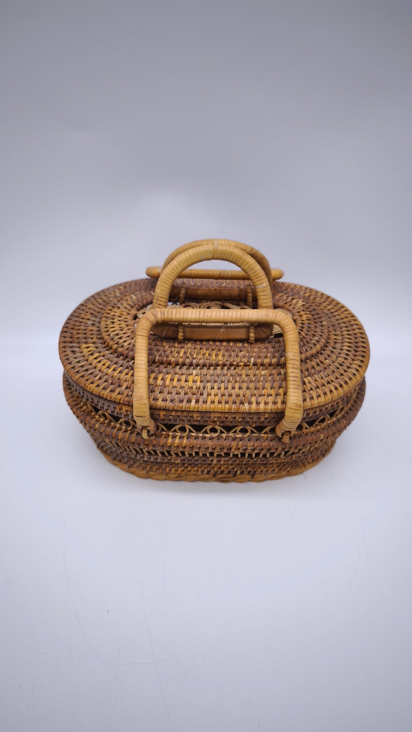 64 Cestino artigianale in rattan