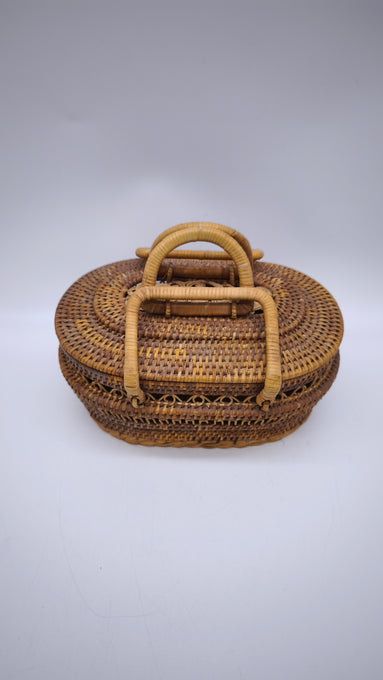 64 Cestino artigianale in rattan