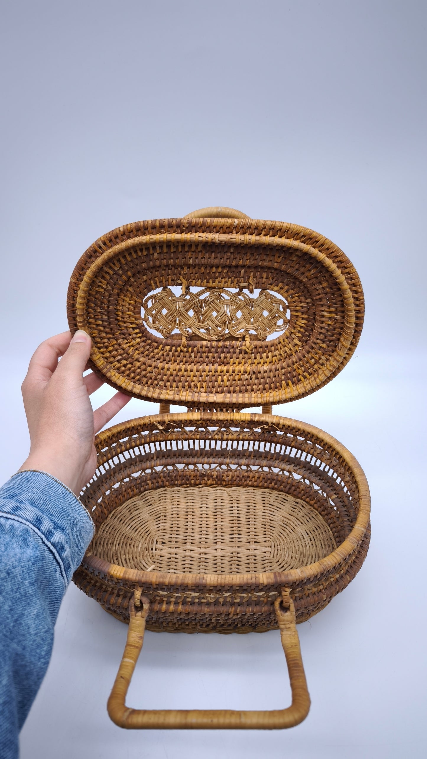 64 Cestino artigianale in rattan