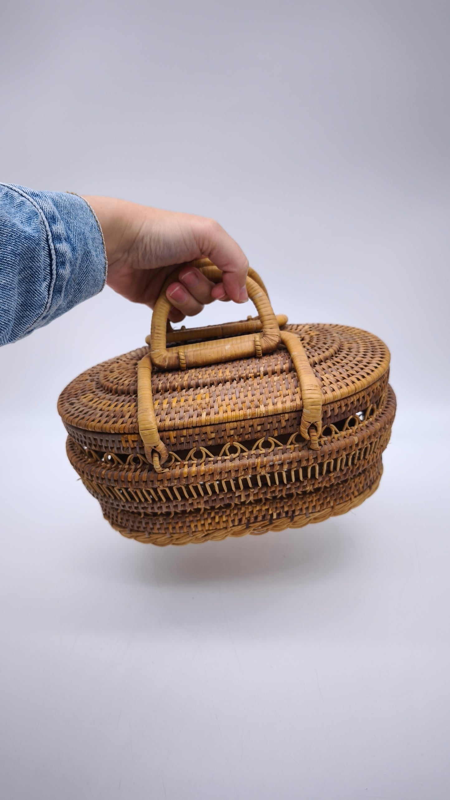 64 Cestino artigianale in rattan