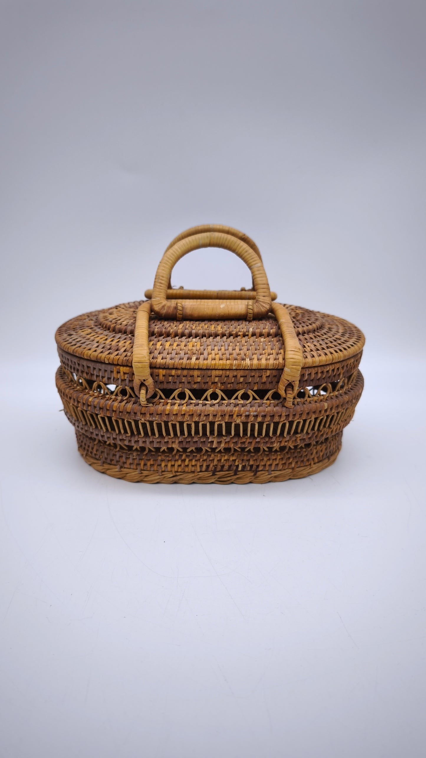 64 Cestino artigianale in rattan