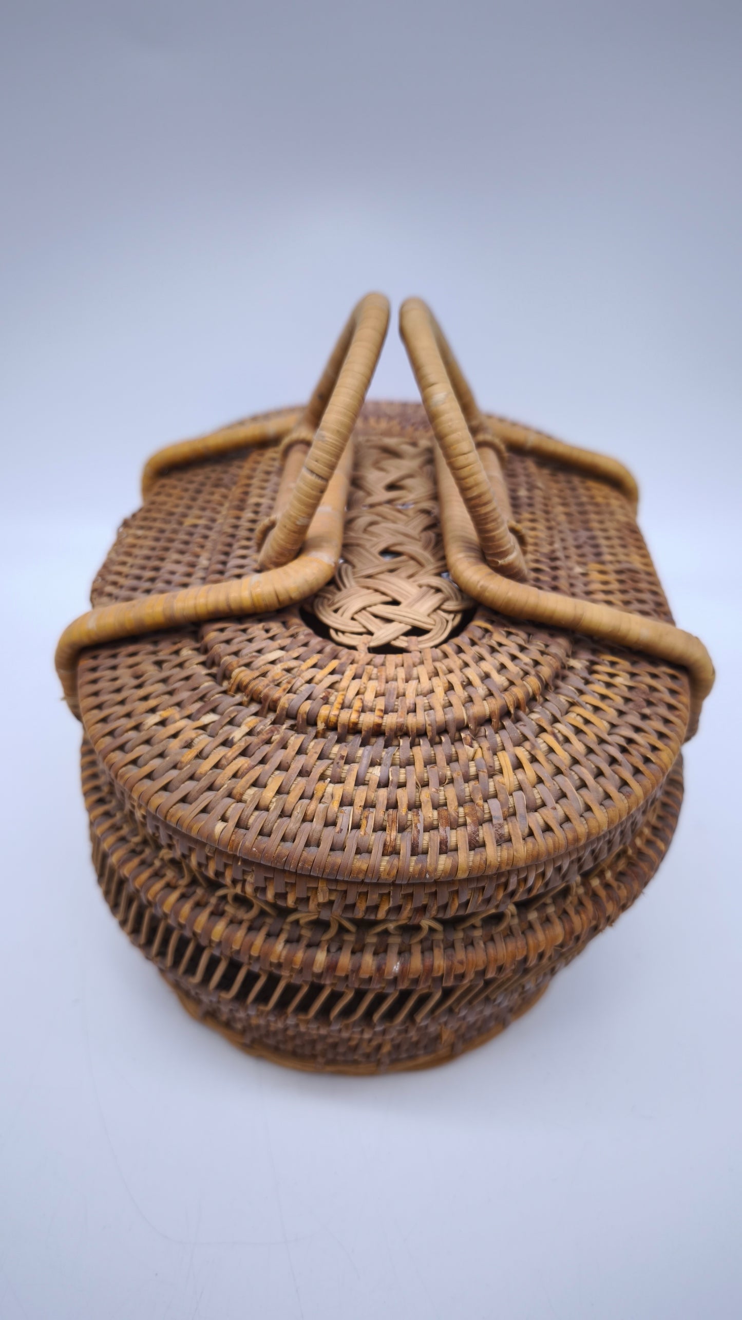 64 Cestino artigianale in rattan
