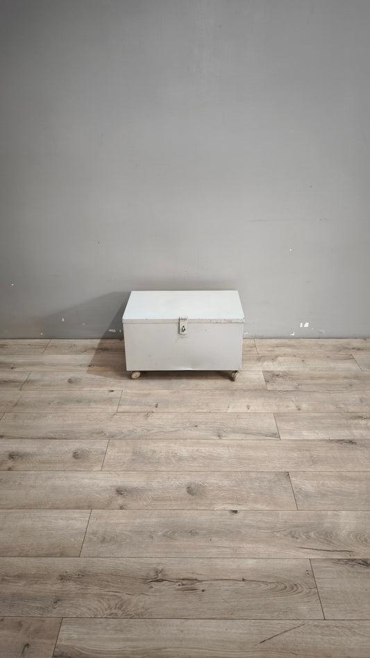 90885 Baule in ferro grigio con ruote