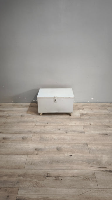 90885 Baule in ferro grigio con ruote