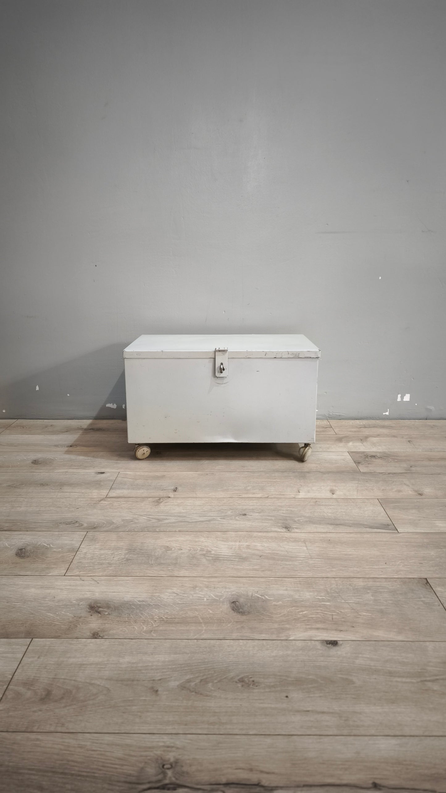 90885 Baule in ferro grigio con ruote