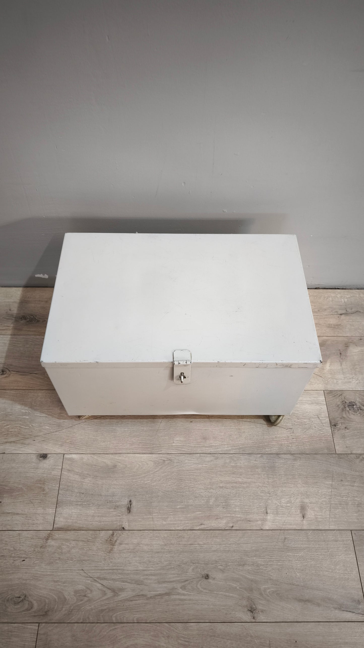 90885 Baule in ferro grigio con ruote