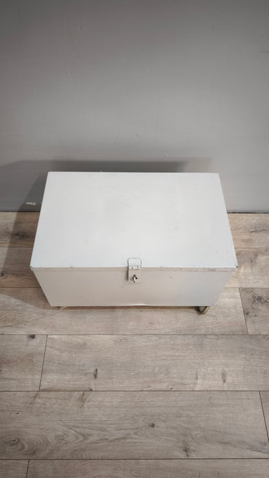 90885 Baule in ferro grigio con ruote
