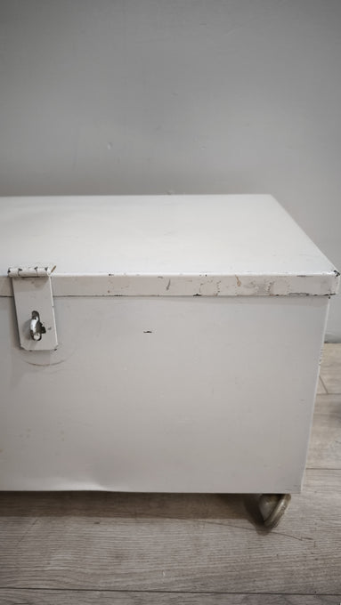 90885 Baule in ferro grigio con ruote