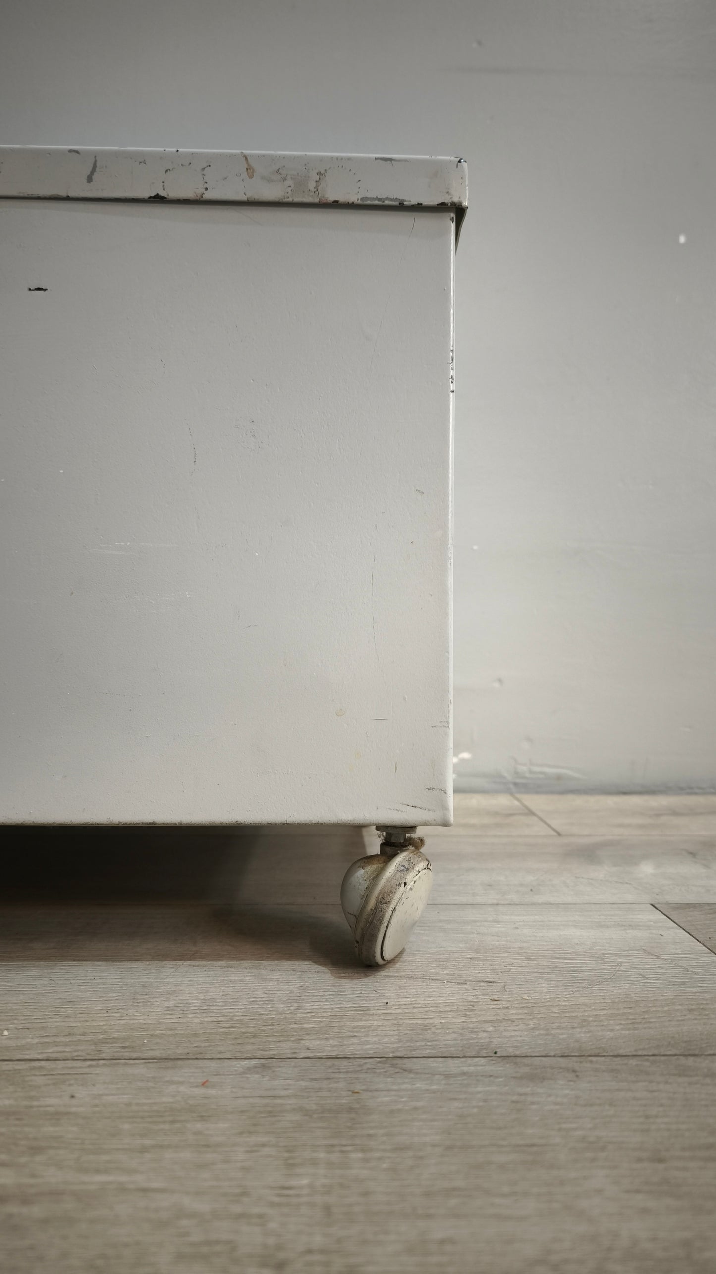 90885 Baule in ferro grigio con ruote