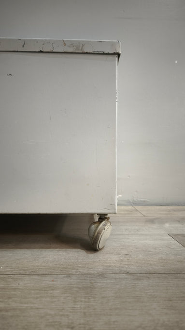 90885 Baule in ferro grigio con ruote