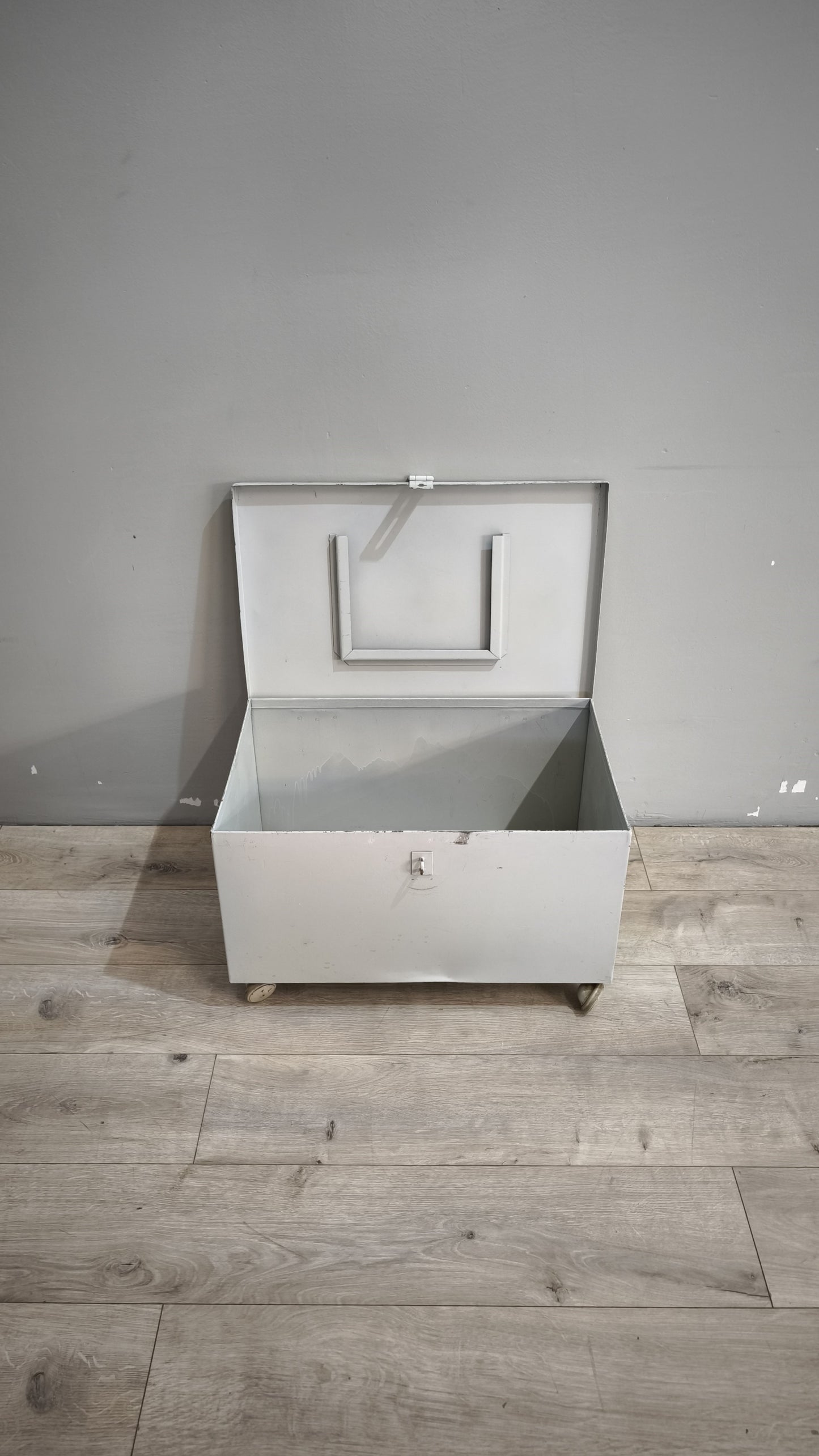 90885 Baule in ferro grigio con ruote