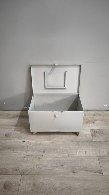 90885 Baule in ferro grigio con ruote