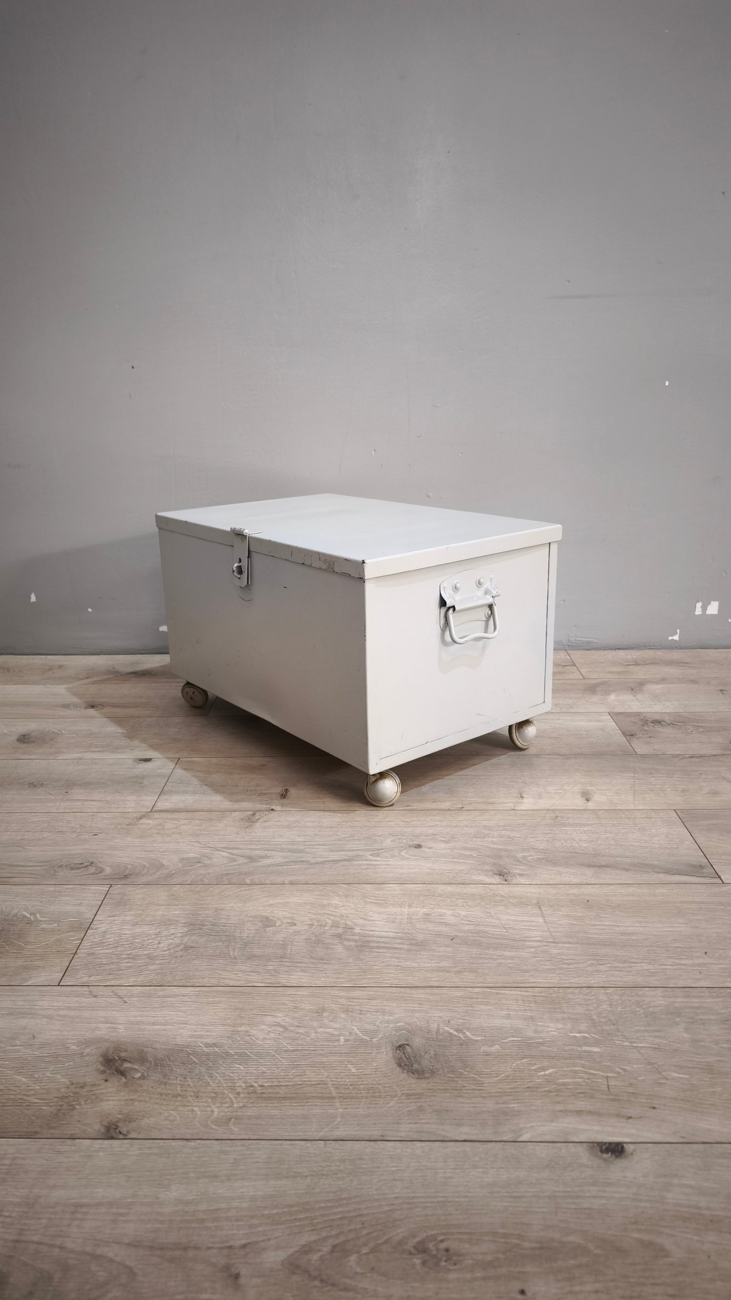 90885 Baule in ferro grigio con ruote