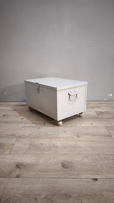 90885 Baule in ferro grigio con ruote