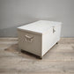 90885 Baule in ferro grigio con ruote