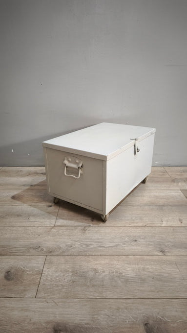 90885 Baule in ferro grigio con ruote