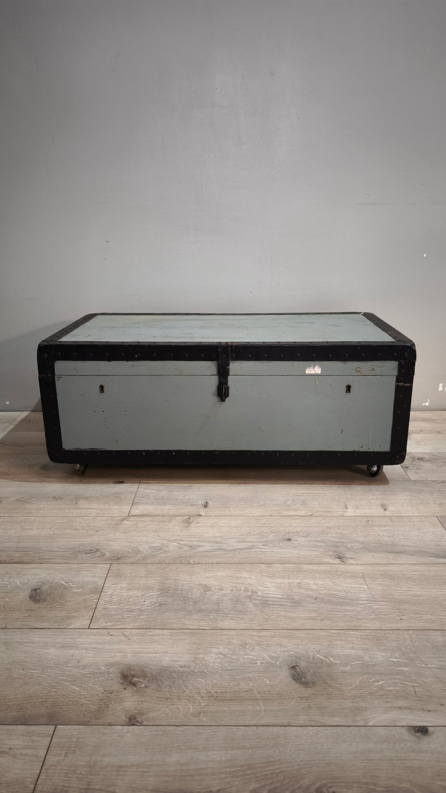 90916 Baule in legno e ferro grigio con ruote