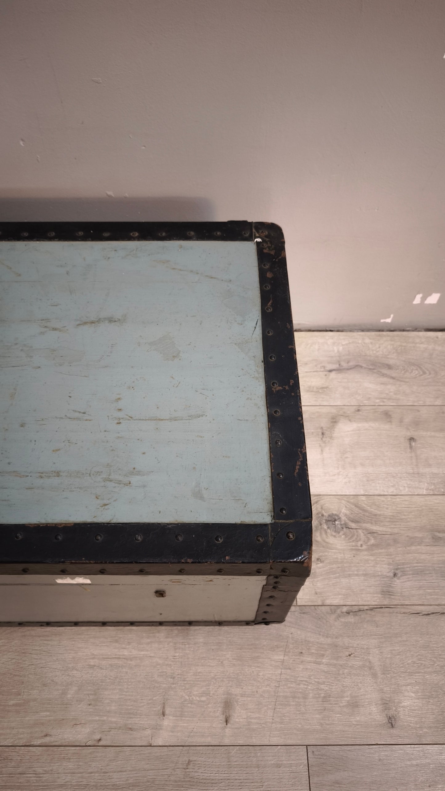 90916 Baule in legno e ferro grigio con ruote