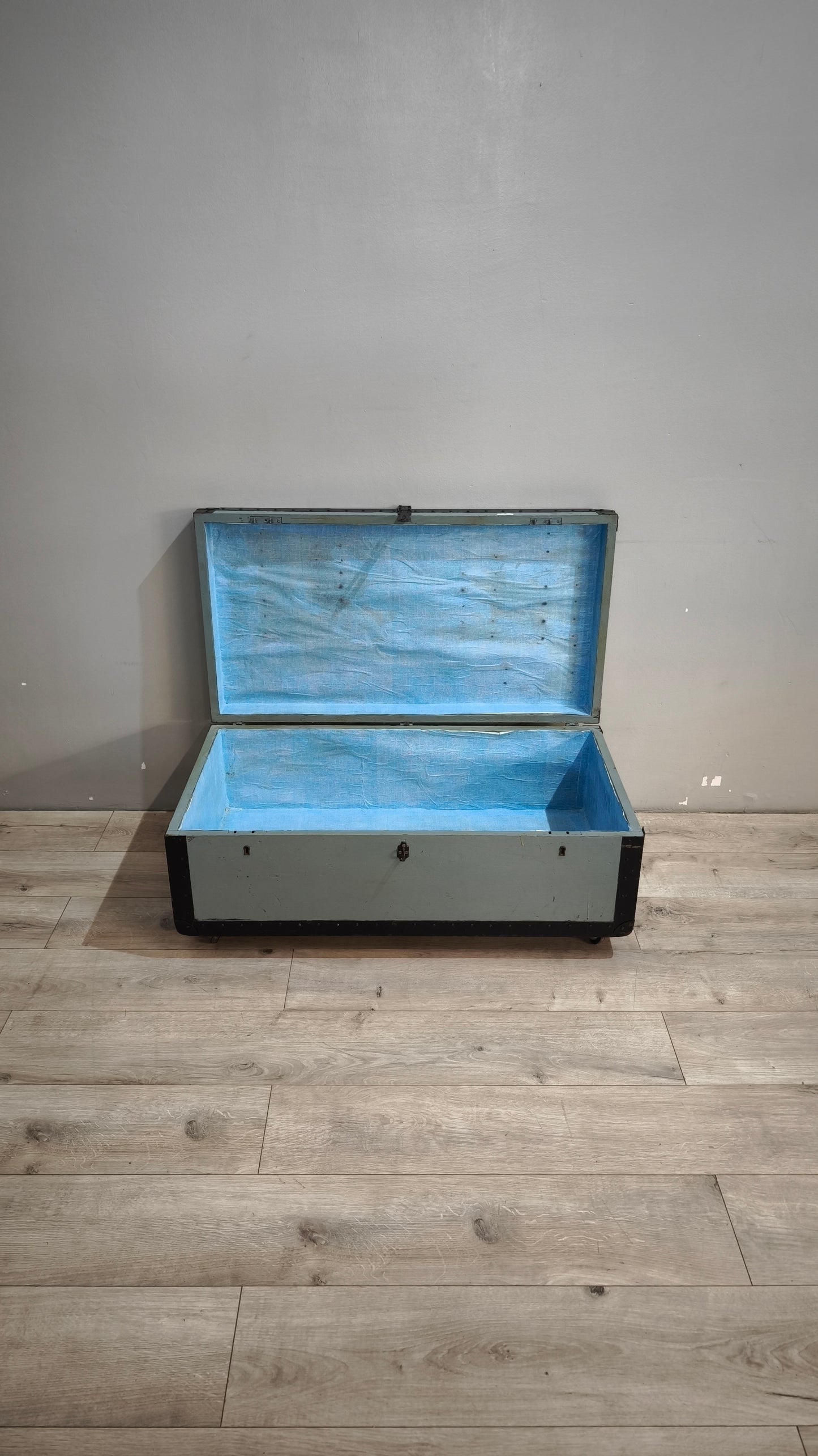 90916 Baule in legno e ferro grigio con ruote